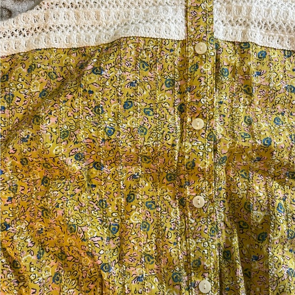 Universal Thread Crochet Tank - Picture 2 of 3